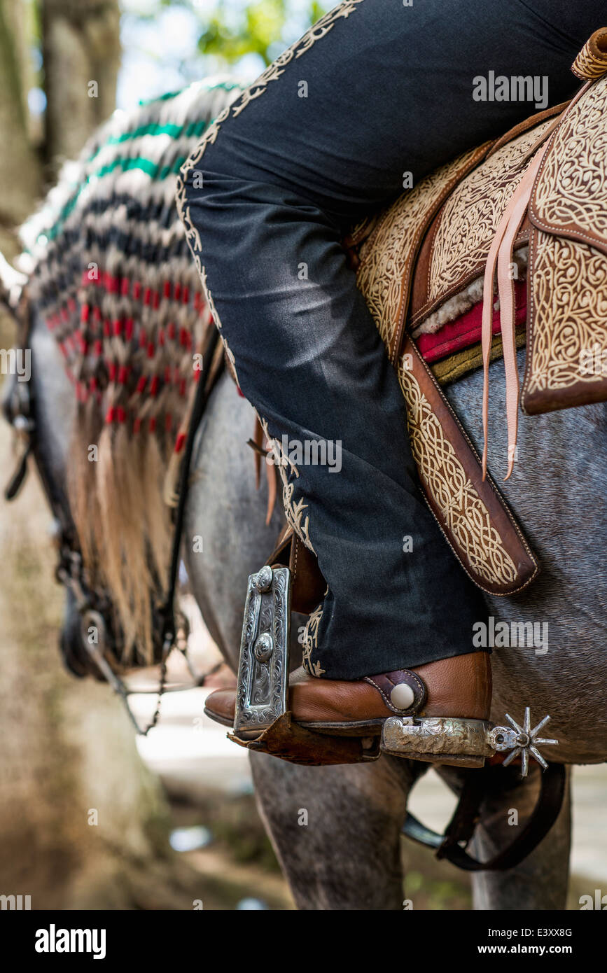 Caucasian man riding horse Banque D'Images