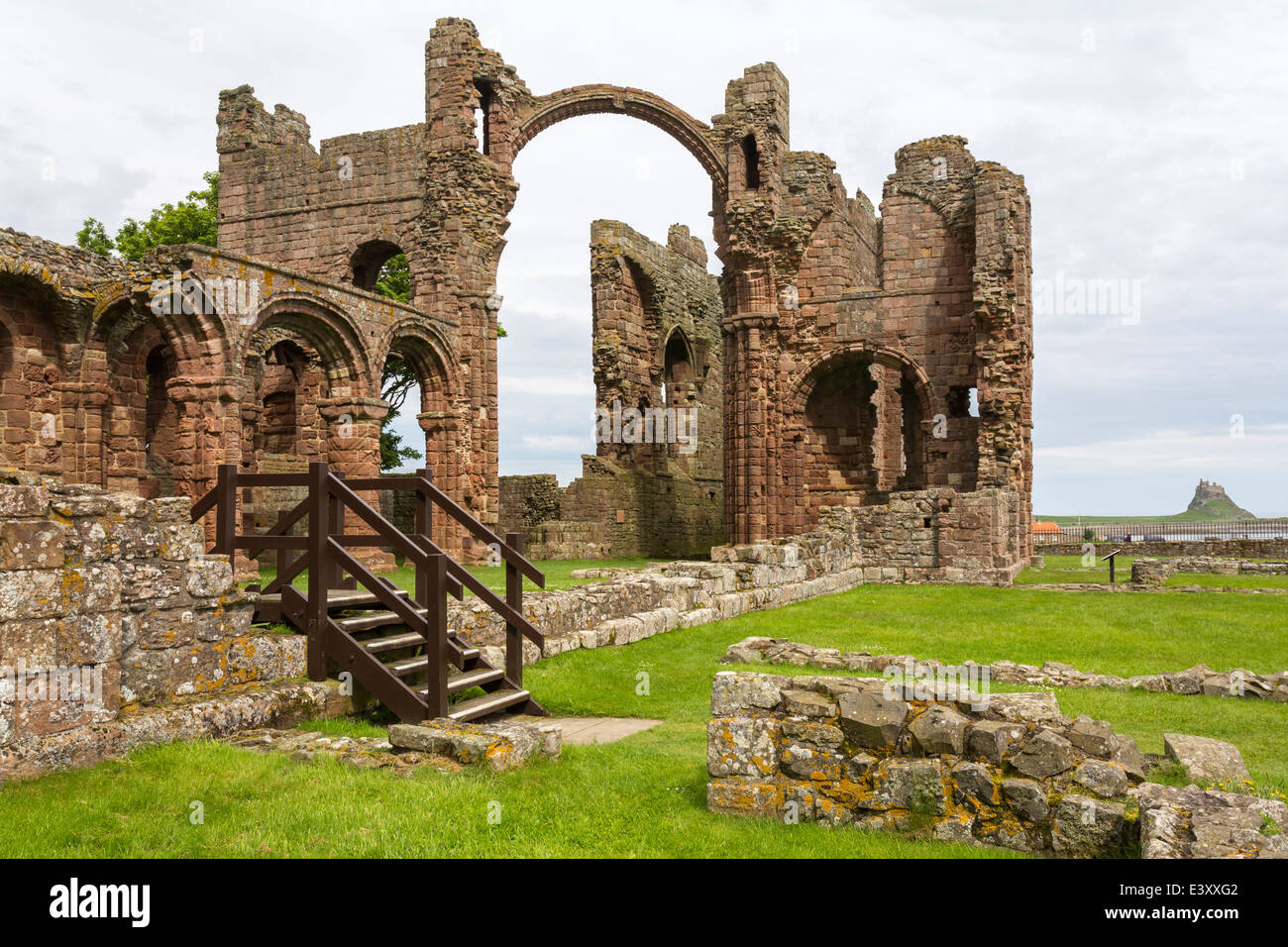 Ruines du Prieuré de Lindisfarne île Sacrée Banque D'Images