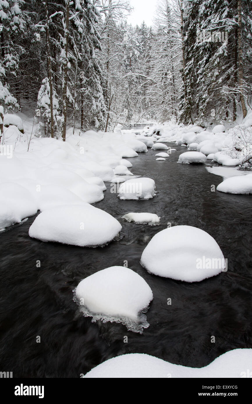 Des pierres couvertes de neige dans la région de River Banque D'Images