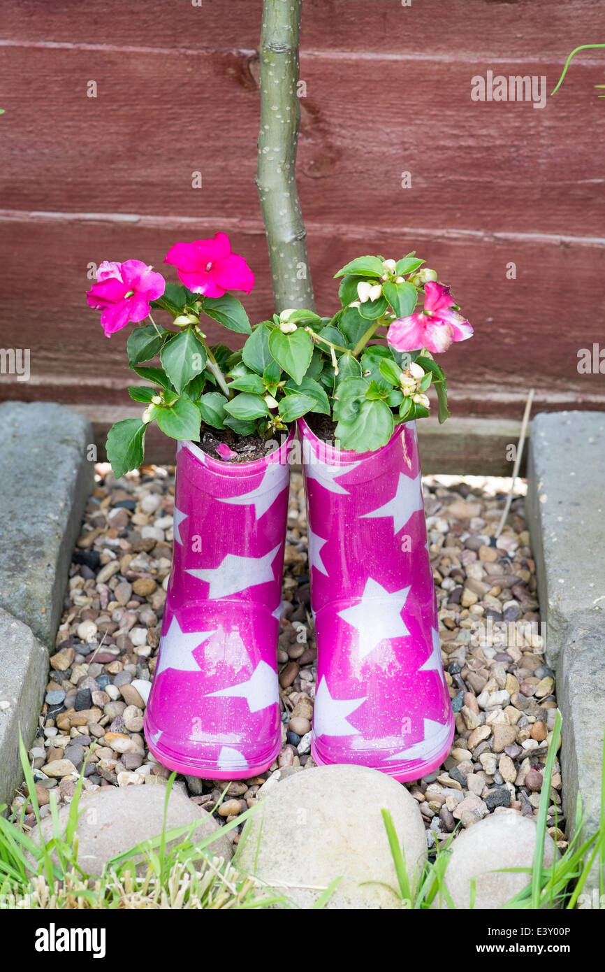 L'enfant bottes rose à étoiles blanches utilisé comme cache-pots Photo  Stock - Alamy