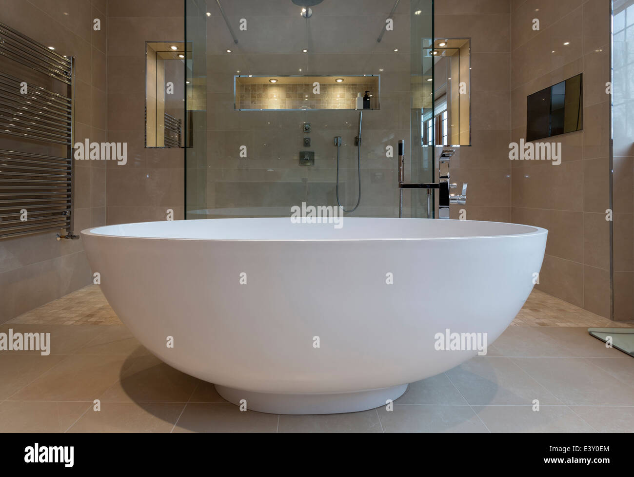 Baignoire et douche dans la salle de bains moderne Banque D'Images