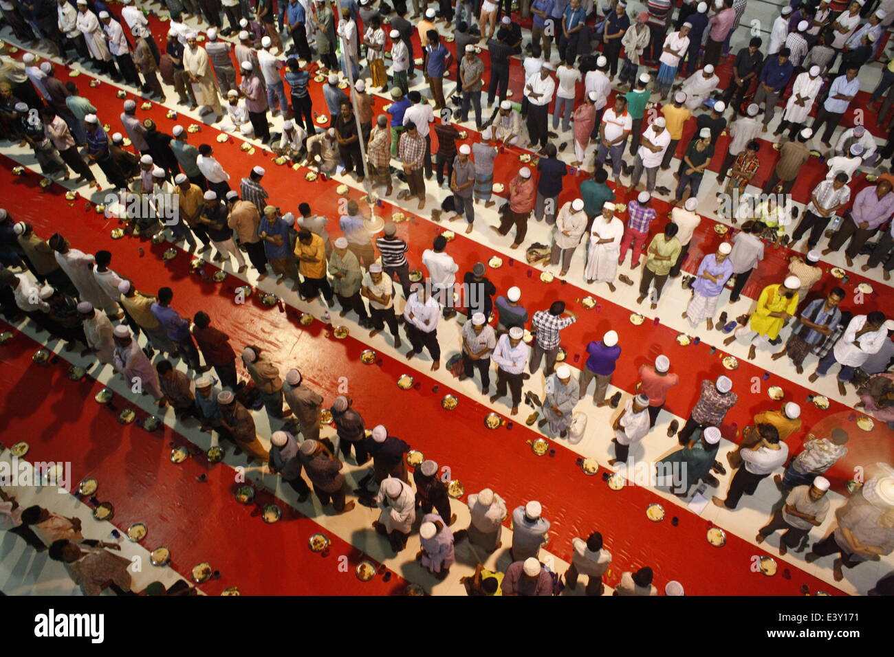Dhaka, Bangladesh. 1er juillet 2014. Les dévots musulmans du Bangladesh pour attendre l'Iftar, le repas qui rompt le jour long jeûne durant le Ramadan saint. Chaque jour plus de mille des musulmans présents à la mosquée Baitul Mukarram à Dhaka pour l'Iftar party. La fondation islamique a organisé cette programmé durant le Ramadan mois zakir Hossain Chowdhury Crédit : zakir/Alamy Live News Banque D'Images
