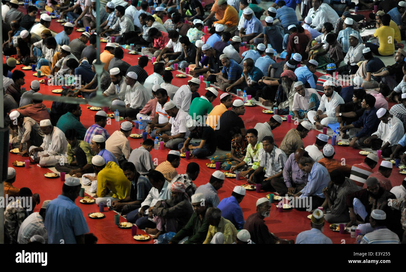 Dhaka, Bangladesh. 1er juillet 2014. Les dévots musulmans du Bangladesh pour attendre l'Iftar, le repas qui rompt le jour long jeûne durant le Ramadan saint. Chaque jour plus de mille des musulmans présents à la mosquée Baitul Mukarram à Dhaka pour l'Iftar party. La fondation islamique a organisé cette programmé durant le Ramadan mois zakir Hossain Chowdhury Crédit : zakir/Alamy Live News Banque D'Images