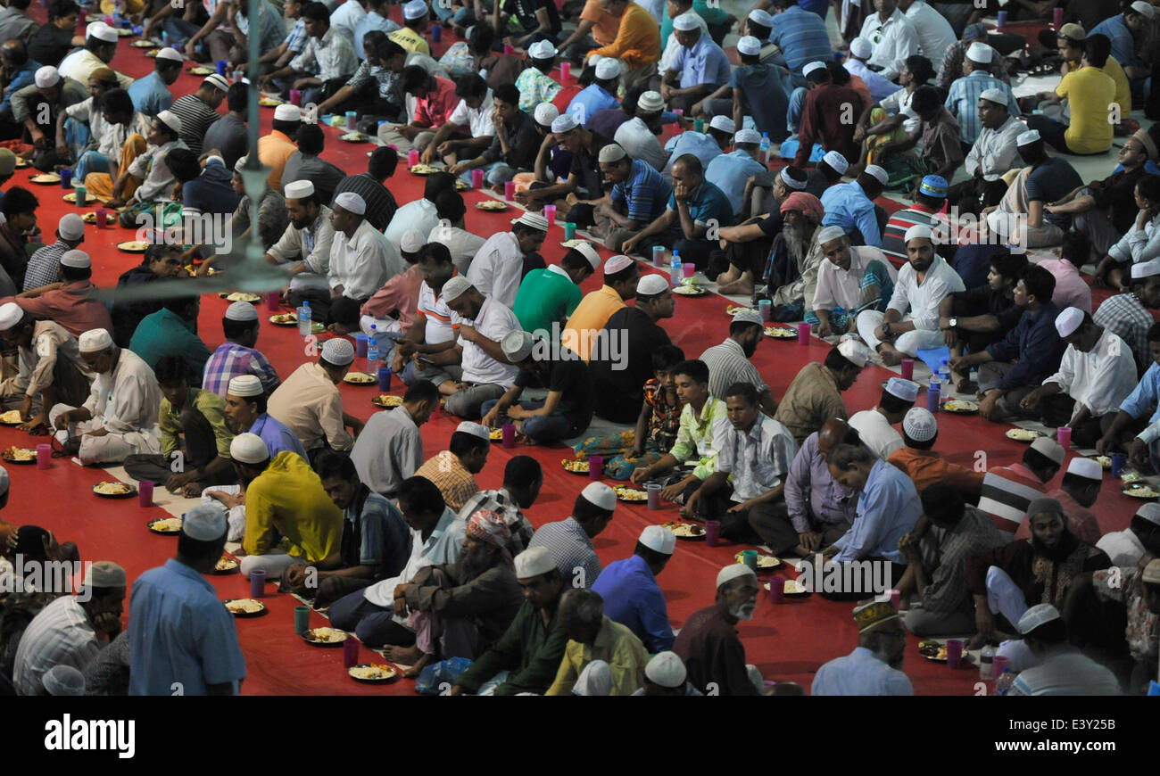 Dhaka, Bangladesh. 1er juillet 2014. Les dévots musulmans du Bangladesh pour attendre l'Iftar, le repas qui rompt le jour long jeûne durant le Ramadan saint. Chaque jour plus de mille des musulmans présents à la mosquée Baitul Mukarram à Dhaka pour l'Iftar party. La fondation islamique a organisé cette programmé durant le Ramadan mois zakir Hossain Chowdhury Crédit : zakir/Alamy Live News Banque D'Images
