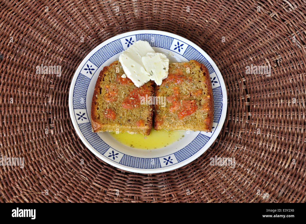 Pain noir à l'huile d'olive, tomate, fromage et d'origan séché. Apéritif traditionnel grec avec des aliments produits à partir de Zakynthos. Banque D'Images
