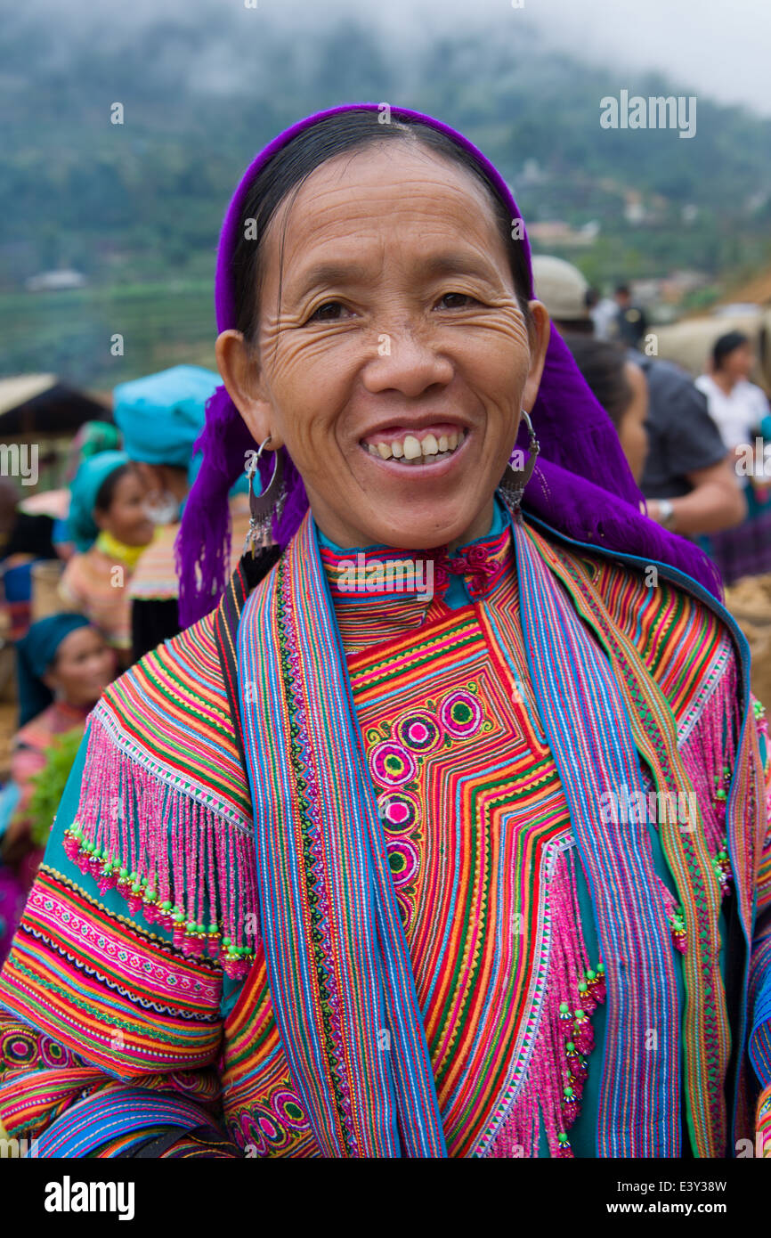 Smiling woman Flower Hmong au marché de Cancau. près de Bac Ha, Vietnam Banque D'Images