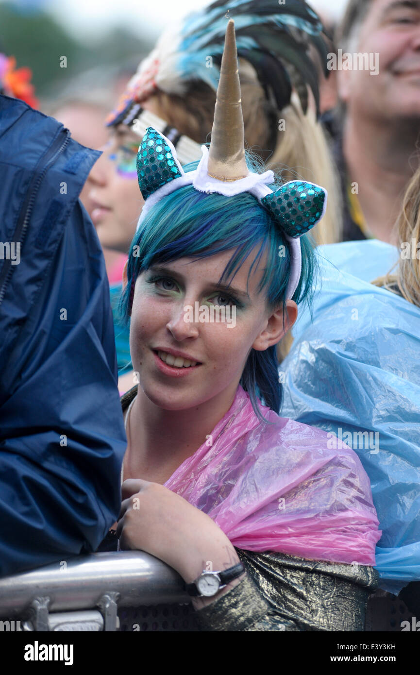 Pilton, UK, 27/06/2014 : festival de Glastonbury . Une jeune femme au premier rang de la foule dans unicorn fancy dress. Photo par Julie Edwards Banque D'Images