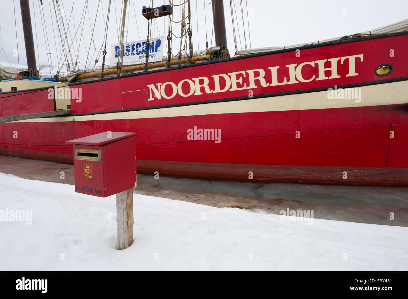 Post norvégien boîte aux lettres pour le courrier de chien polaire, exécuté à partir de l''SNoorderlicht dans la glace de la hanche", Temple Fjord (Tempelfjorden), Spitzberg, archipel du Svalbard, Norvège Banque D'Images