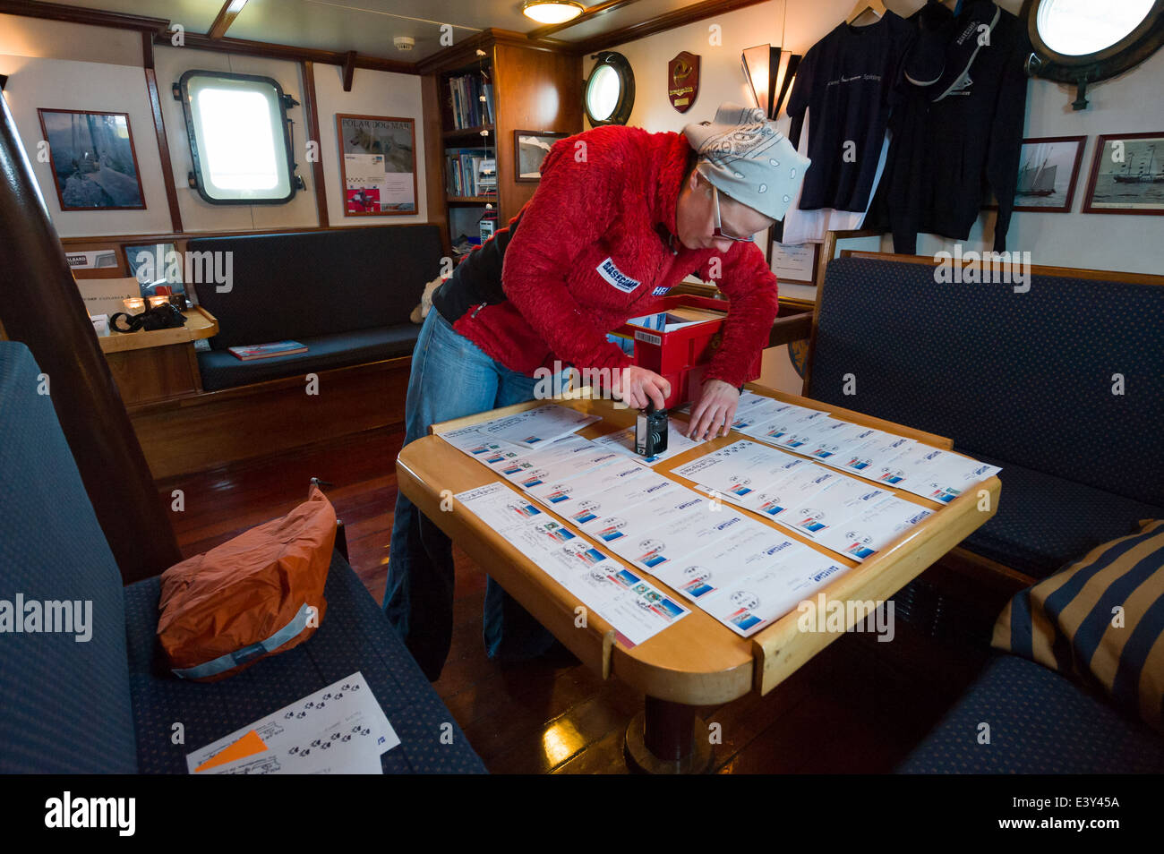 Pour la lettre d'affranchissement Femme chien Polaire Norvégien officiel Mail, un bureau de poste, exécuté à partir de l''SNoorderlicht dans la glace de la hanche", Temple Fjord (Tempelfjorden), Spitzberg, archipel du Svalbard, Norvège Banque D'Images