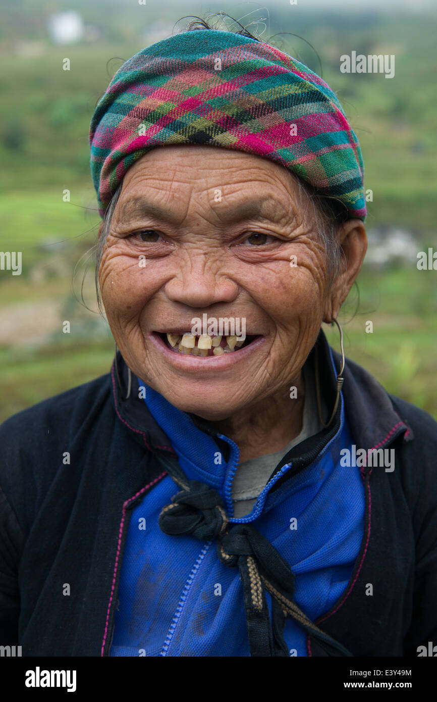Smiling vieille femme Hmong portant un foulard dans village Ta Van, près de SaPa, Vietnam Banque D'Images