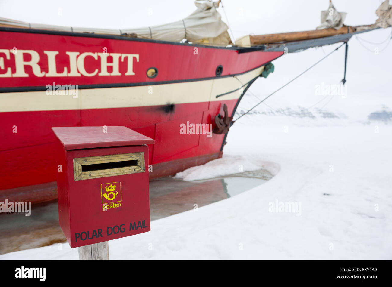 Post norvégien boîte aux lettres pour le courrier de chien polaire, exécuté à partir de l''SNoorderlicht dans la glace de la hanche", Temple Fjord (Tempelfjorden), Spitzberg, archipel du Svalbard, Norvège Banque D'Images