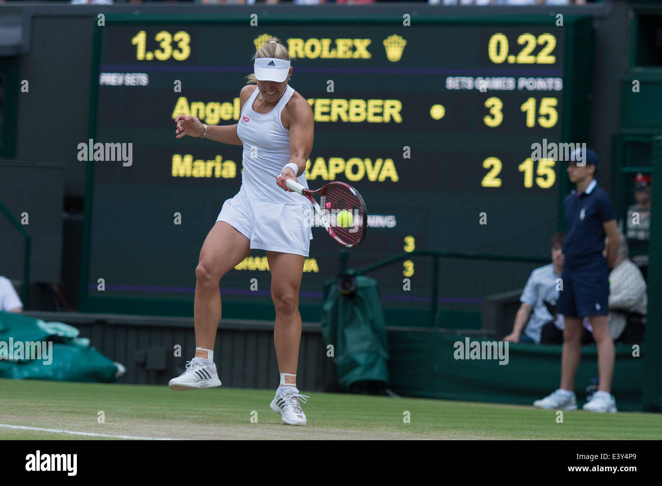 Londres, Royaume-Uni. 1er juillet 2014. Jour 8 championnats de Wimbledon Angelique Kerber de l'Allemagne en action contre Maria Sharapova de Russie pendant huit jours chers des célibataires quatrième ronde match au tennis de Wimbledon à l'All England Lawn Tennis Club à Londres, Royaume-Uni : Action Crédit Plus Sport/Alamy Live News Banque D'Images