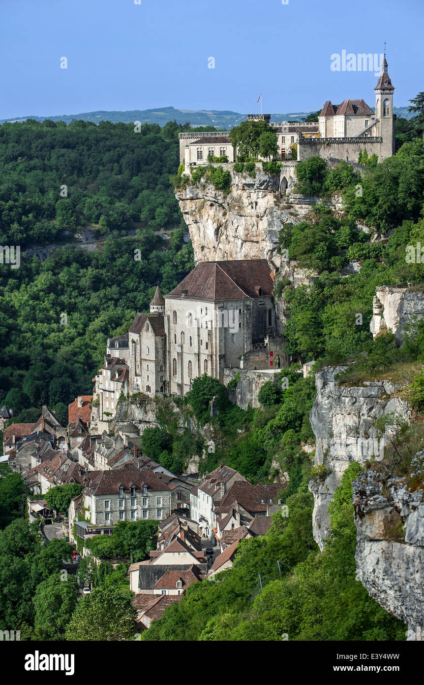 Vue sur Rocamadour, cité épiscopale et sanctuaire de la Bienheureuse Vierge Marie, Lot, Midi-Pyrénées, France Banque D'Images