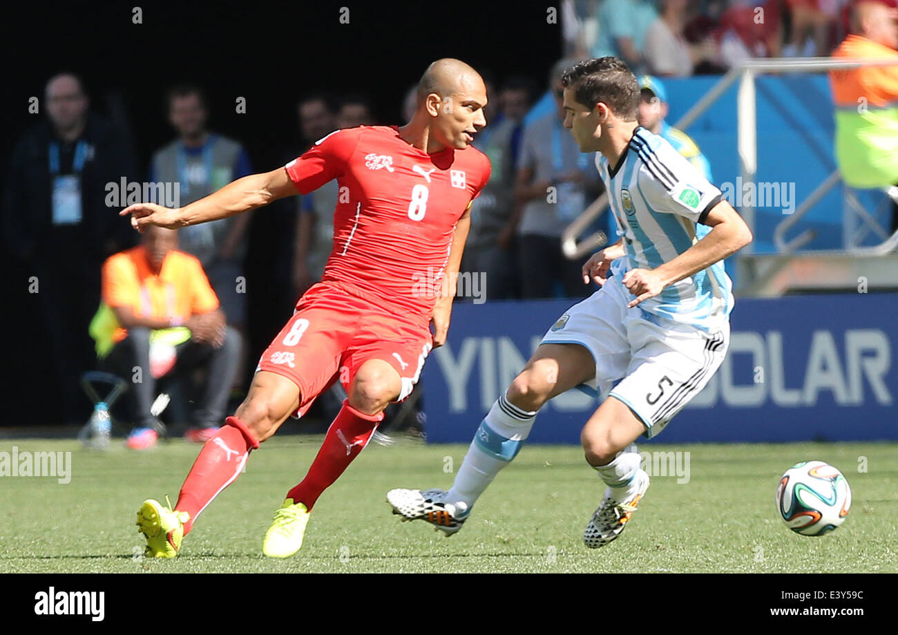 Sao Paulo, Brésil. 1er juillet 2014. L'Argentine de Fernando Gago rivalise avec la Suisse Gokhan Inler lors d'une série de 16 match entre l'Argentine et la Suisse de la Coupe du Monde FIFA 2014 à l'Aréna de Sao Paulo Stadium à Sao Paulo, Brésil, le 1 juillet 2014. Credit : Xu Zijian/Xinhua/Alamy Live News Banque D'Images