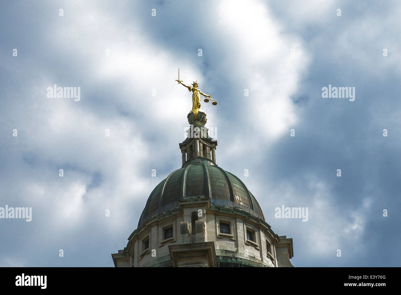 Statue de la Justice et du plafonnier, l'Old Bailey, la Cour pénale centrale, City of London, England, UK. Banque D'Images