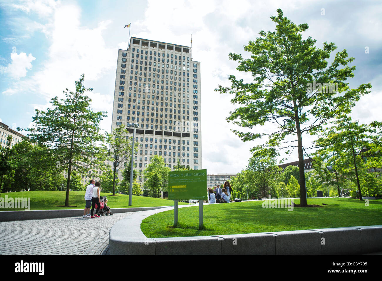 Jubilee Gardens, avec le bâtiment Shell dans l'arrière-plan, est située sur la rive sud, Londres, Angleterre, Royaume-Uni. Banque D'Images
