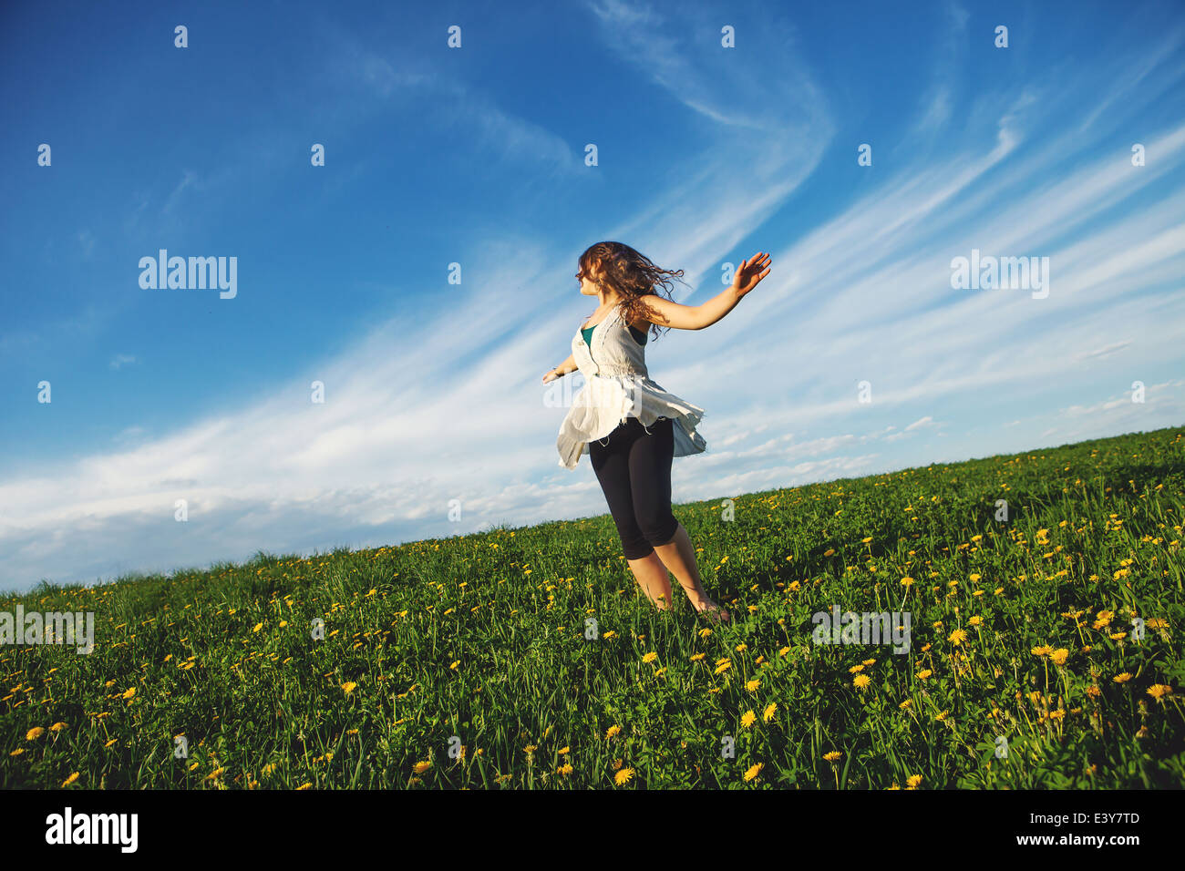 Young woman standing in field Banque D'Images