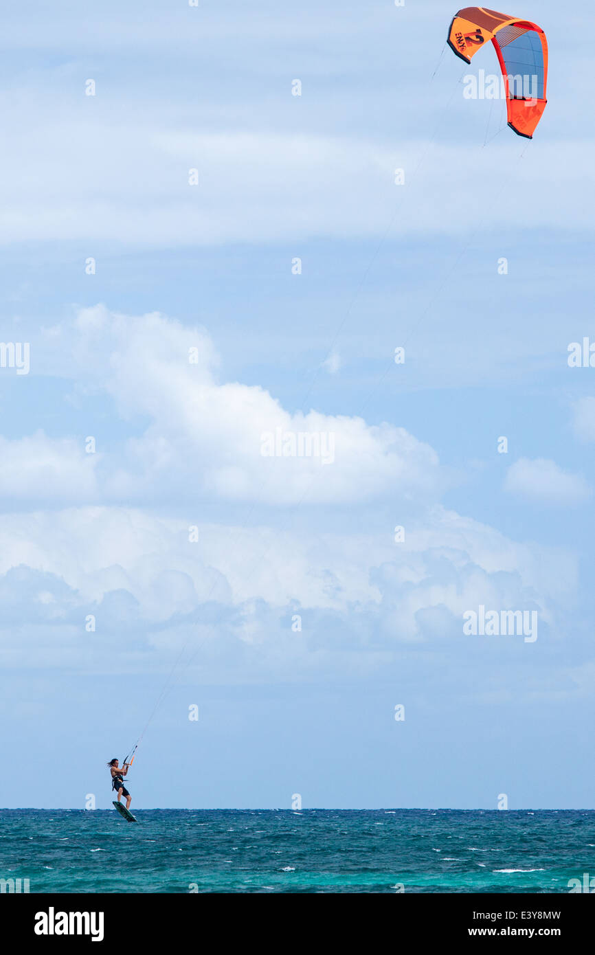 Un surfeur vent saute les vagues de la mer des Caraïbes, dans la Riviera Maya, Tulum près de Quintana Roo, au Mexique. Banque D'Images