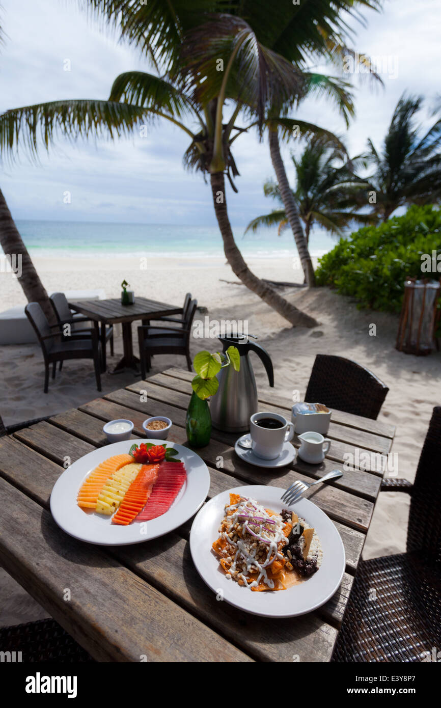 Le petit-déjeuner sur la plage à Ziggy's Restaurant, Tulum, Quintana Roo, Mexique. Banque D'Images