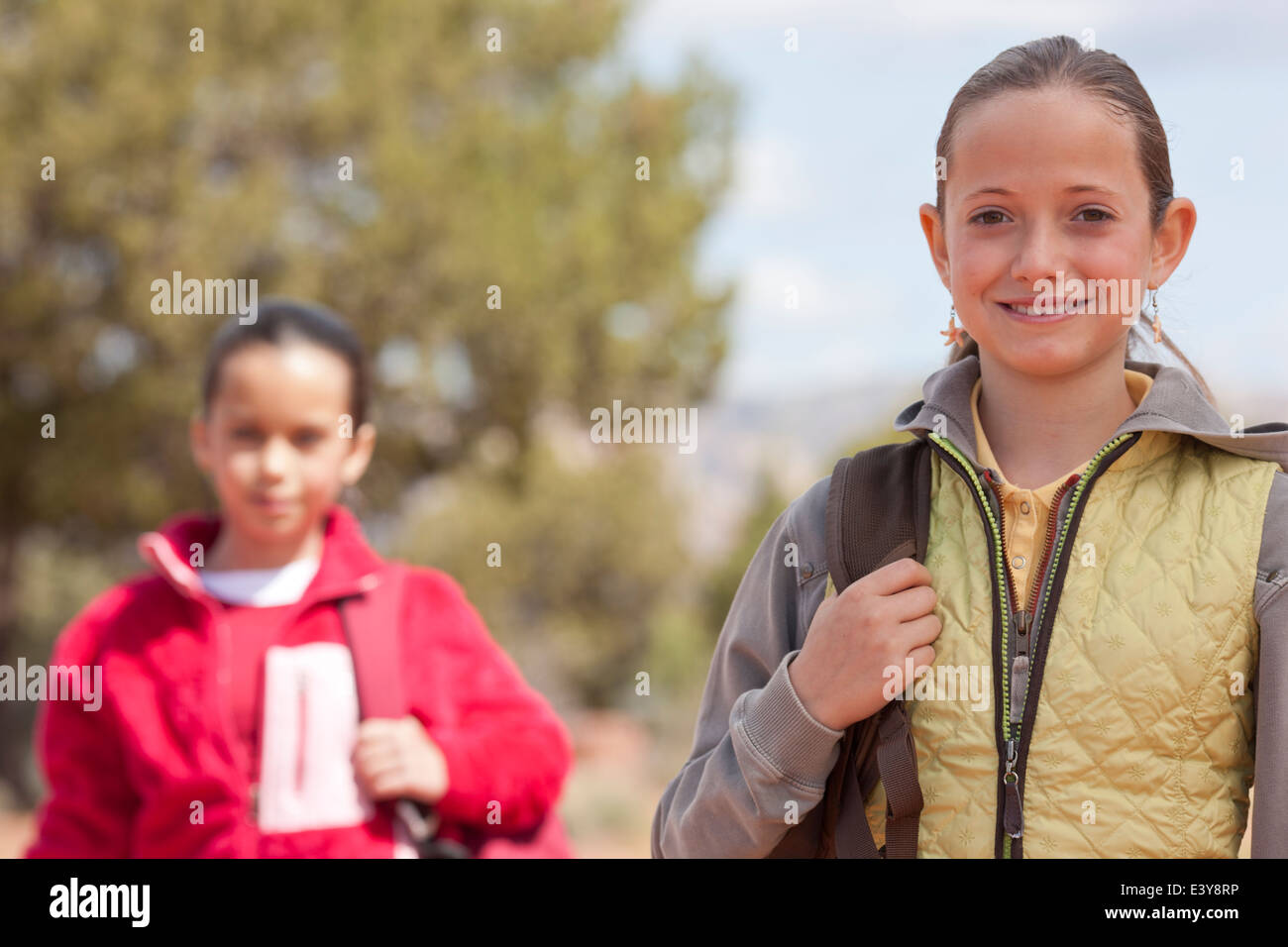 Portrait de deux jeunes filles en randonnée, Sedona, Arizona, USA Banque D'Images