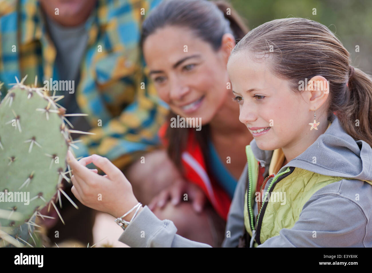 Fille d'âge mûr et à la randonnée, tandis que les cactus à Sedona, Arizona, USA Banque D'Images