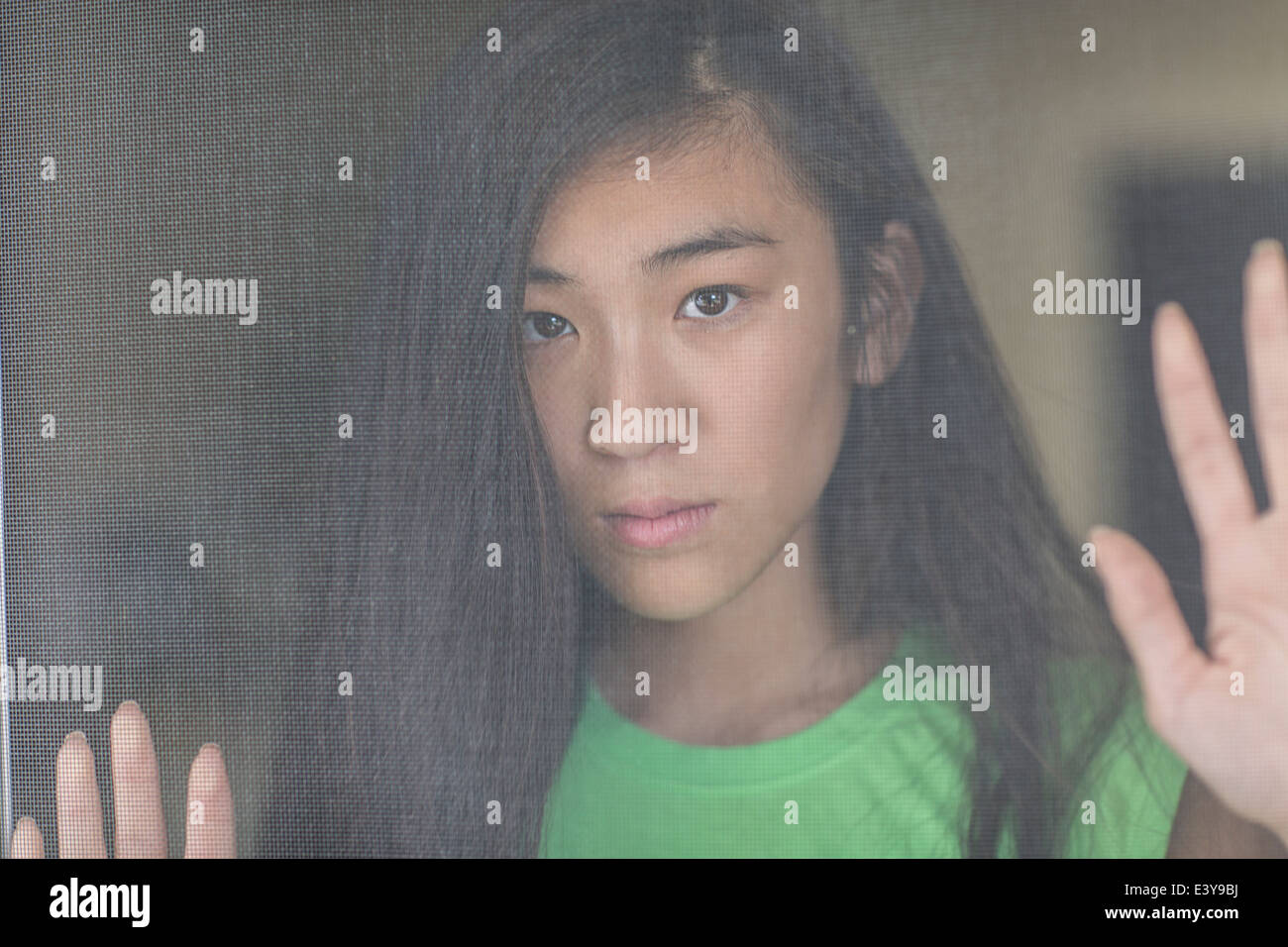 Portrait of teenage girl, pensive expression Banque D'Images