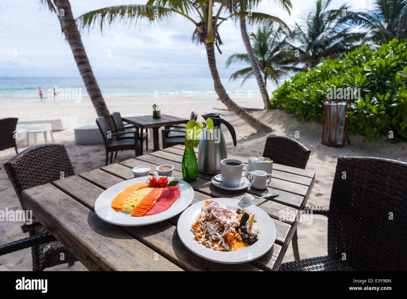 Le petit-déjeuner sur la plage à Ziggy's Restaurant, Tulum, Quintana Roo, Mexique. Banque D'Images