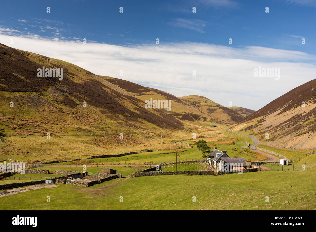 Culter vallée de l'eau ci-dessous dans le réservoir de coutre Hautes terres du sud de l'Écosse, au Royaume-Uni. Banque D'Images
