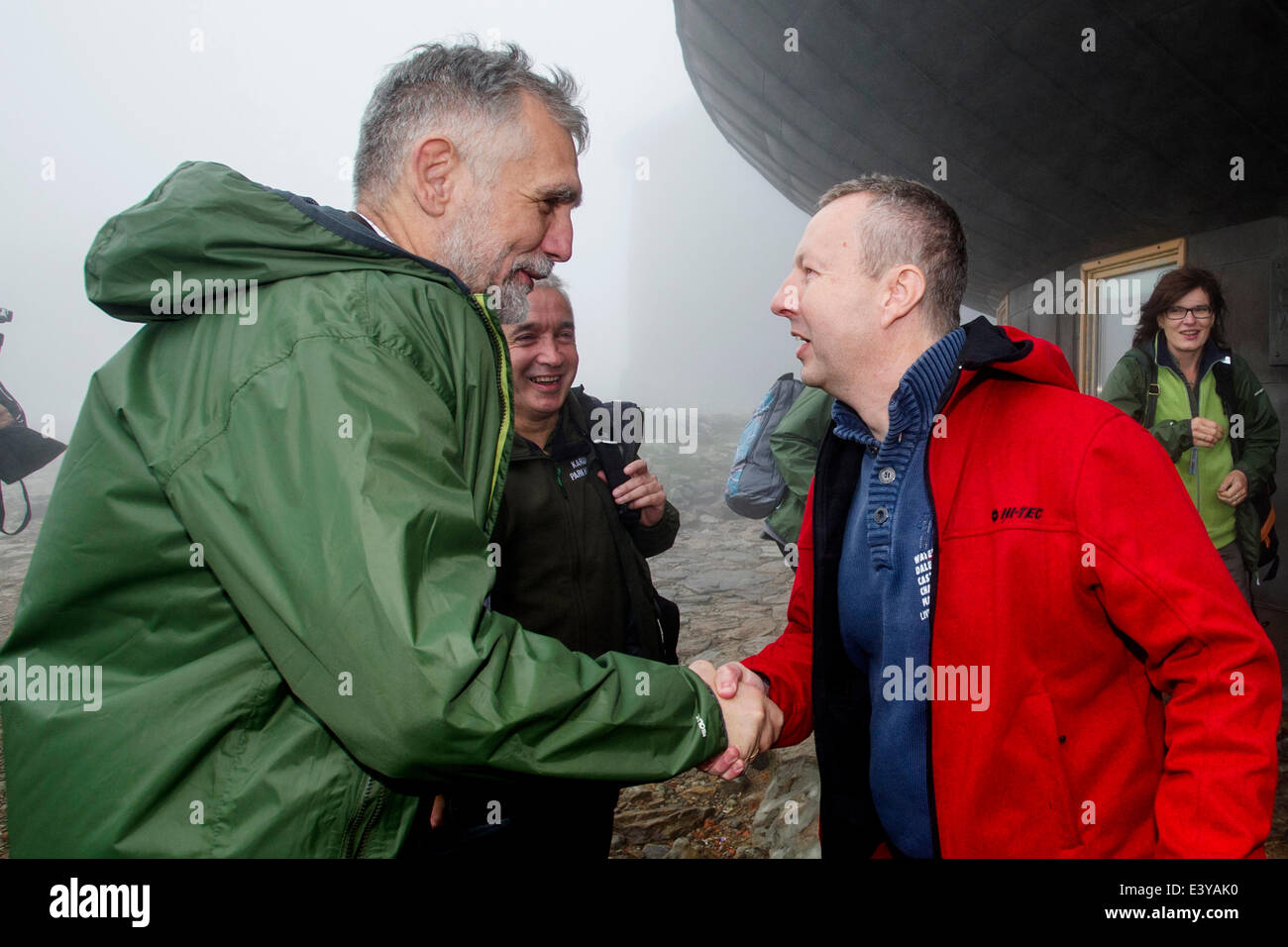 De gauche à droite : Le ministre de l'environnement polonais Maciej Grabowski, le réalisateur polonais Andrzej Karkonoski Park Narodowy Raj et le ministre de l'environnement Richard Brabec tchèque s'est réuni le 30 juin à la montagne Snezka, près de Pec pod Snezkou, République tchèque, 30 juin 2014, où ils ont signé un accord sur la coopération entre les deux parcs. (CTK Photo/David Tanecek) Banque D'Images