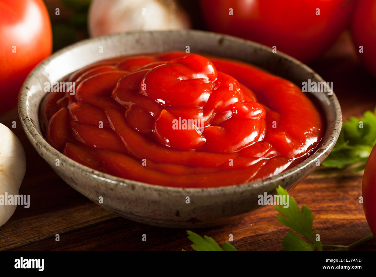 Red Ketchup biologique dans un bol Banque D'Images