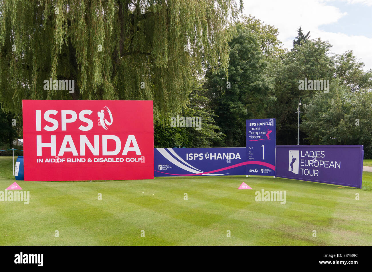 Denham, Londres, Royaume-Uni, 1 juillet 2014. Les fournisseurs d'HANDA Ladies European Masters 2014 - jour de pratique au Buckinghamshire golf club. Un champ de 144 concurrents représentant 33 nationalités différentes avec plus de 300 titres internationaux dans le raccord en t Ladies European Tour's tournoi domicile. Présenté : la première pièce en t. Crédit : Stephen Chung/Alamy Live News Banque D'Images