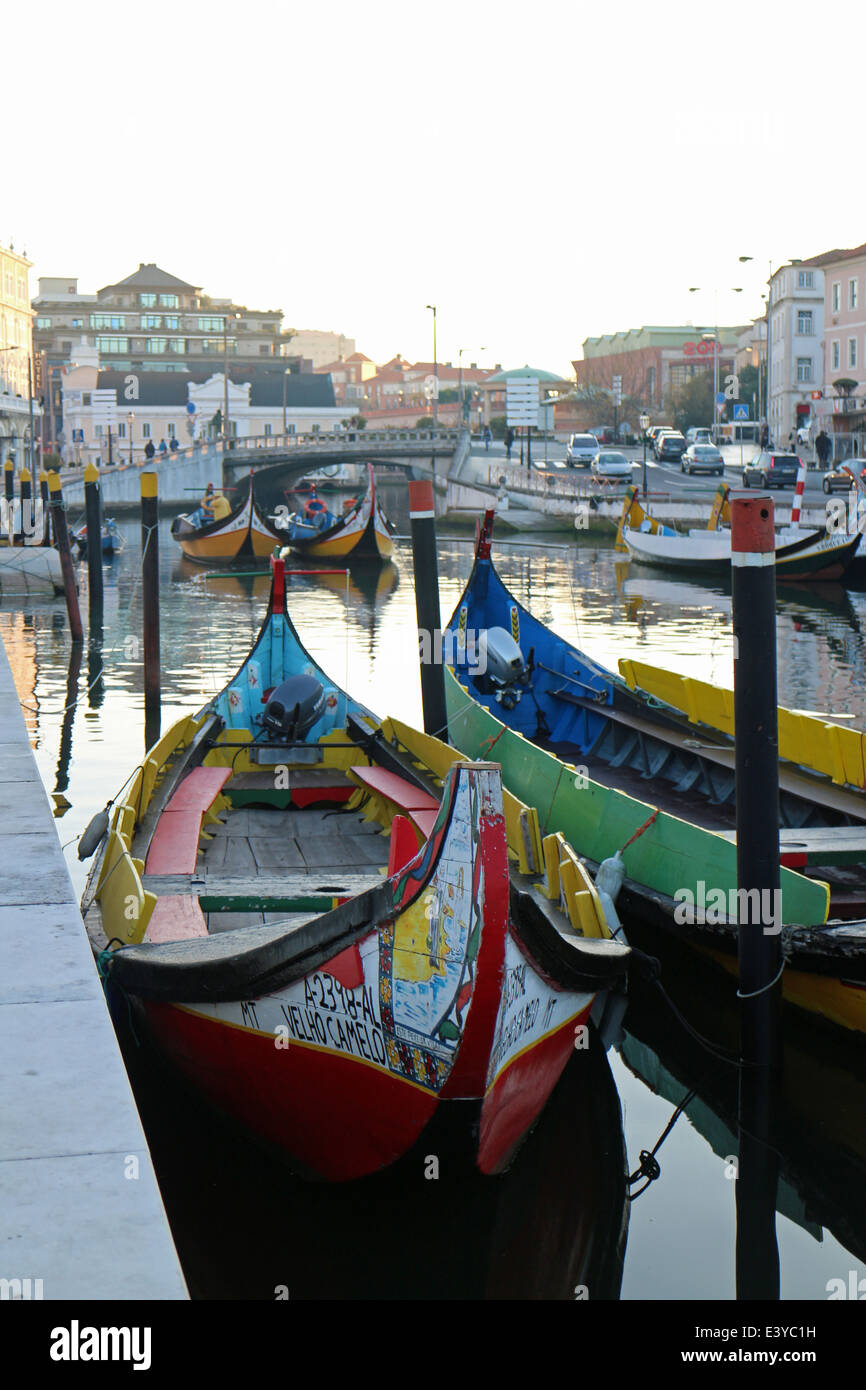 Surnommée 'la Venise du Portugal", Aveiro dispose d'une série de canaux qui traversent son centre, plus particulièrement le Canal Central. Banque D'Images