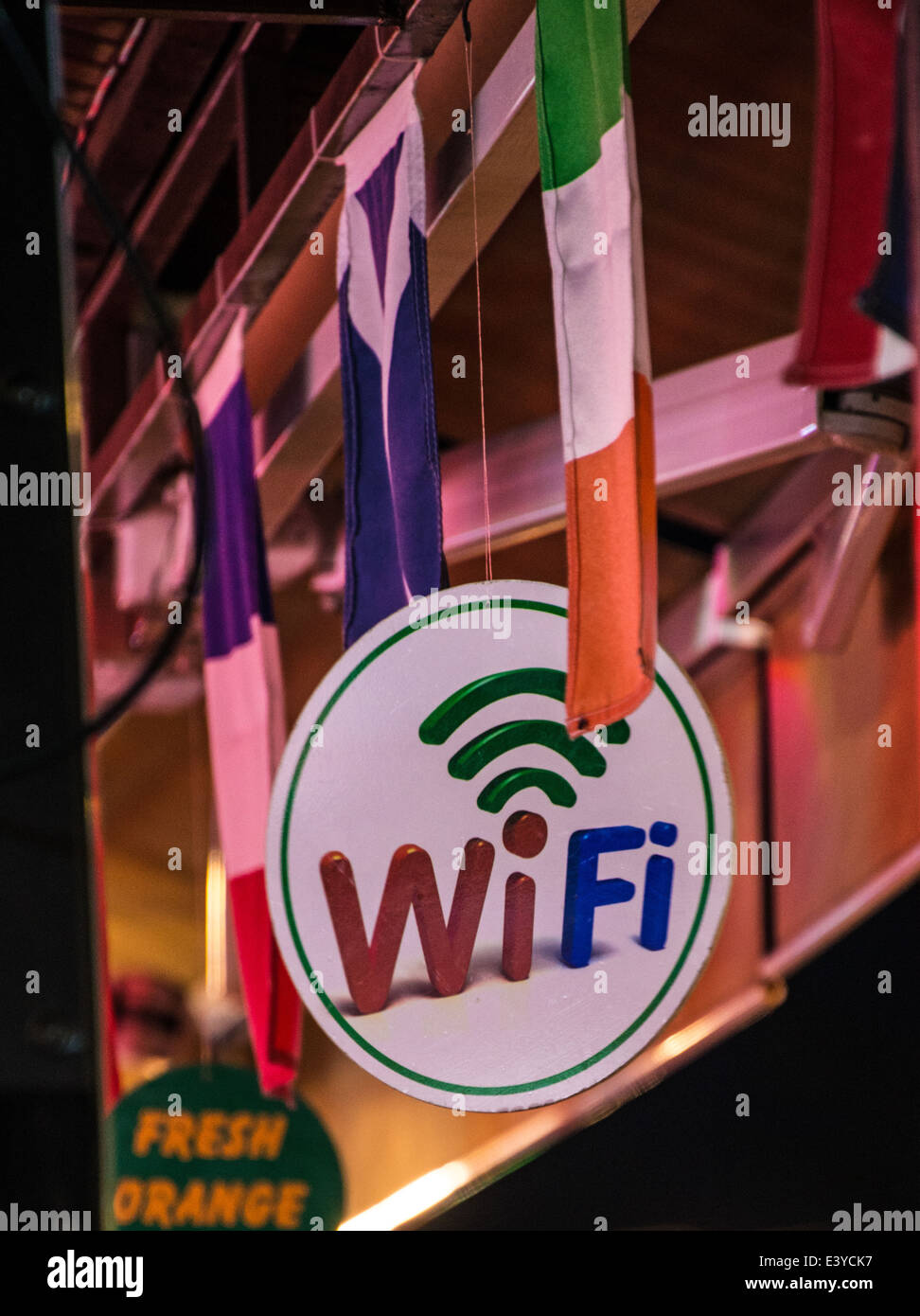 Une connexion Wi-Fi gratuite suspendu signe. Banque D'Images