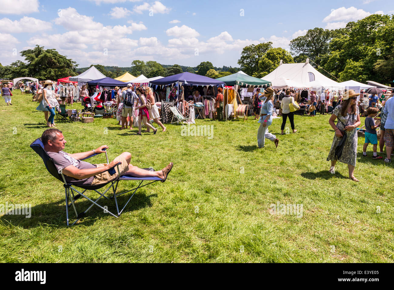 L'est du Devon, Angleterre. Une fete et garden party avec des gens s'asseoir et de marcher autour de la cale dans le soleil. Banque D'Images