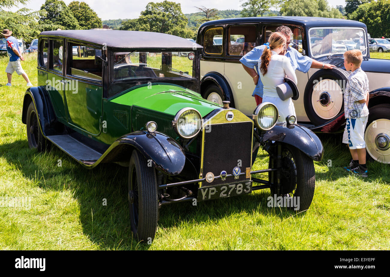 L'est du Devon, Angleterre. Une fete et garden party avec un vintage classic avant guerre Lancia à côté d'un 20/25 1933 Rolls Royce. Banque D'Images