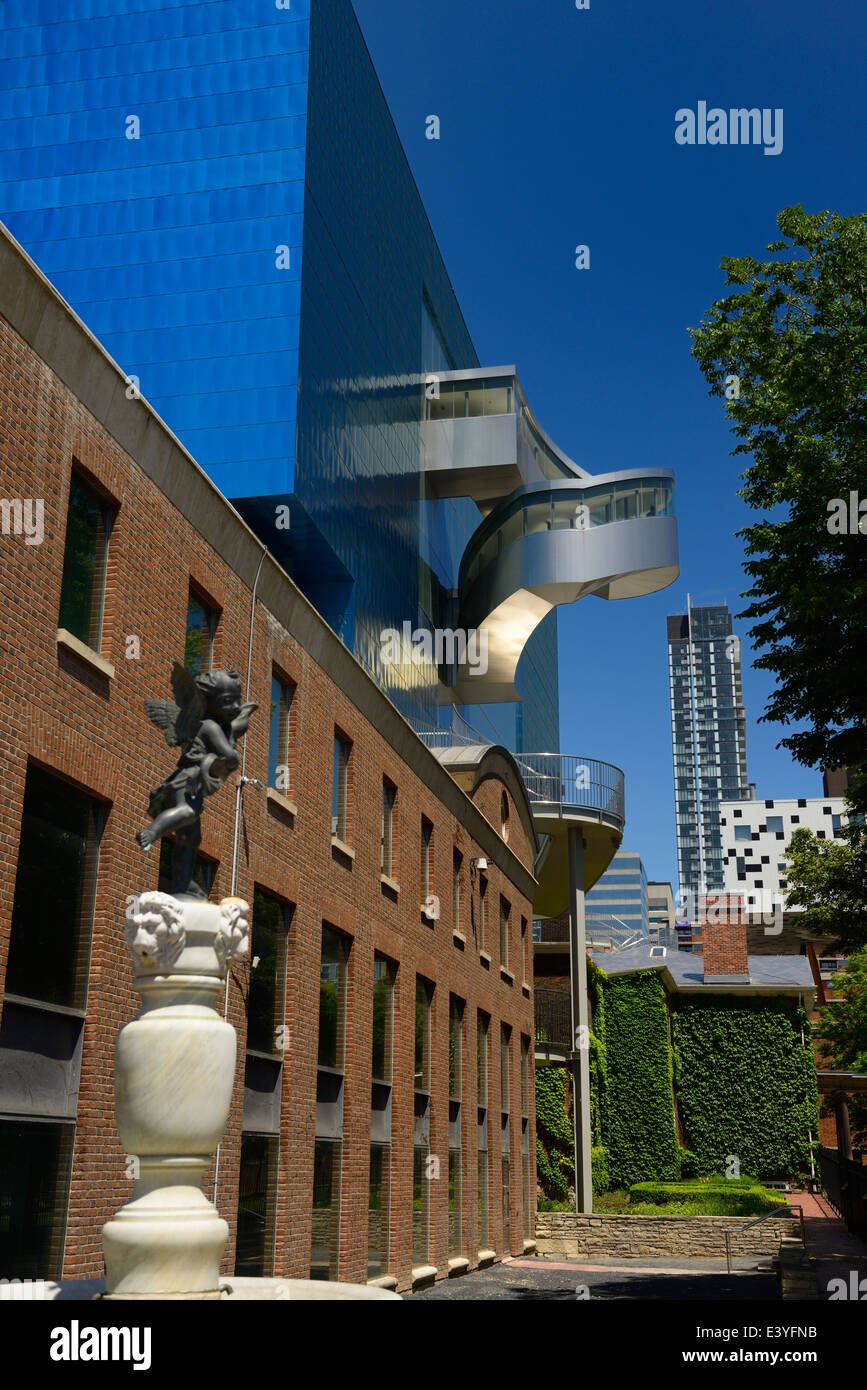 Chérubin fontaine à l'aile Sud de l'Ontario Art Gallery, surplombant l'historique Grange manor Toronto Banque D'Images