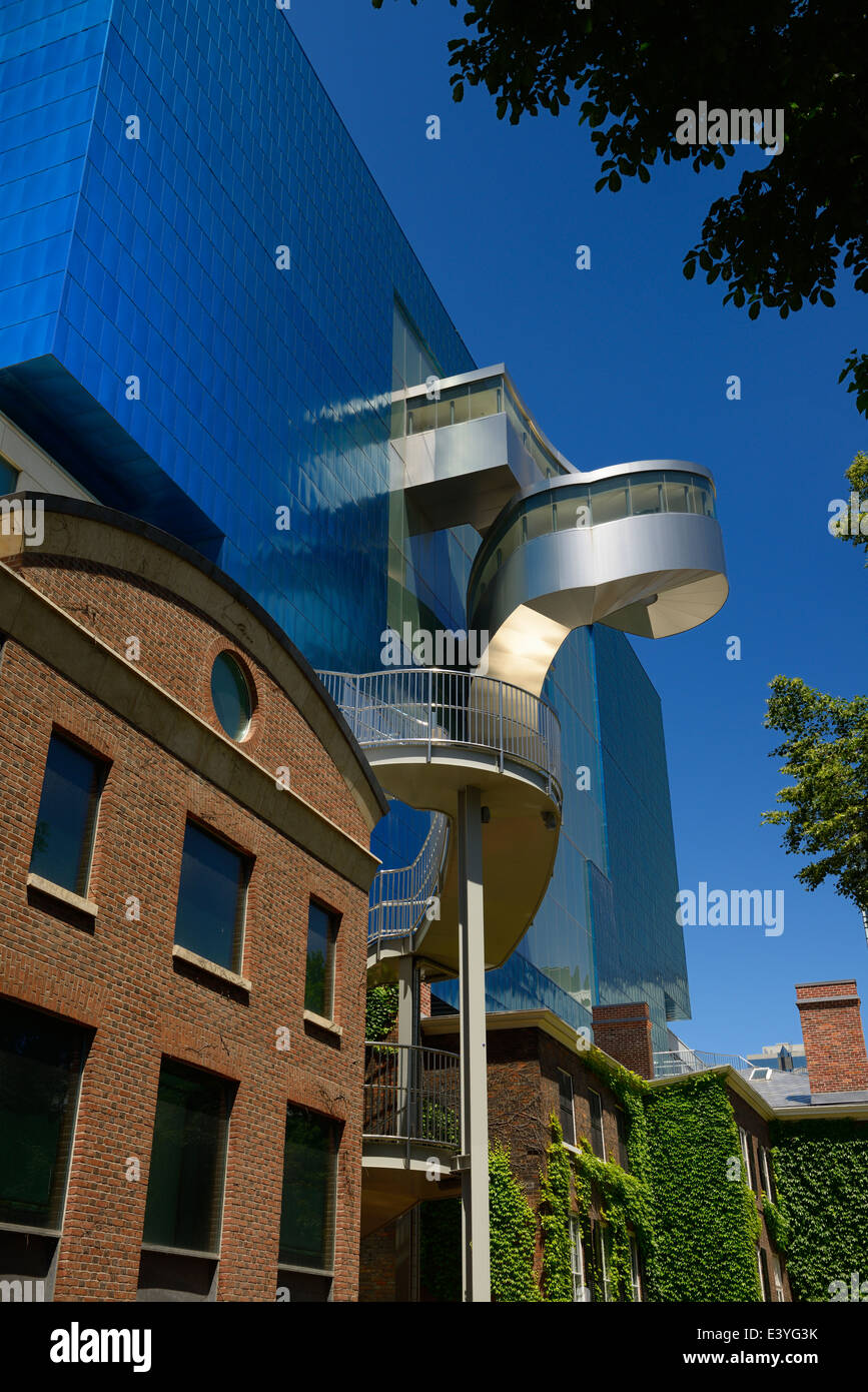 Galerie d'art de l'Ontario en titane Bleu IL Y A l'aile sud avec escaliers extérieurs conçu par Gehry au cours de la Grange manoir historique Toronto Banque D'Images