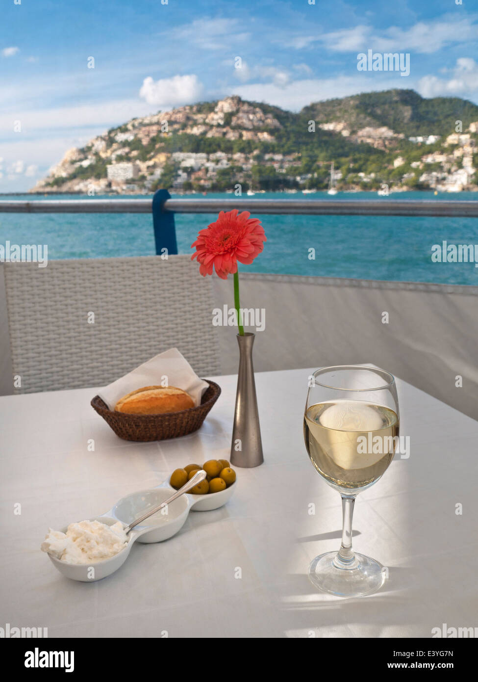 Restaurant espagnol en plein air avec pain frais, olives à la mayonnaise à l'ail et verre de vin blanc à Puerto Andratx Mallorca Iles Baléares Espagne Banque D'Images
