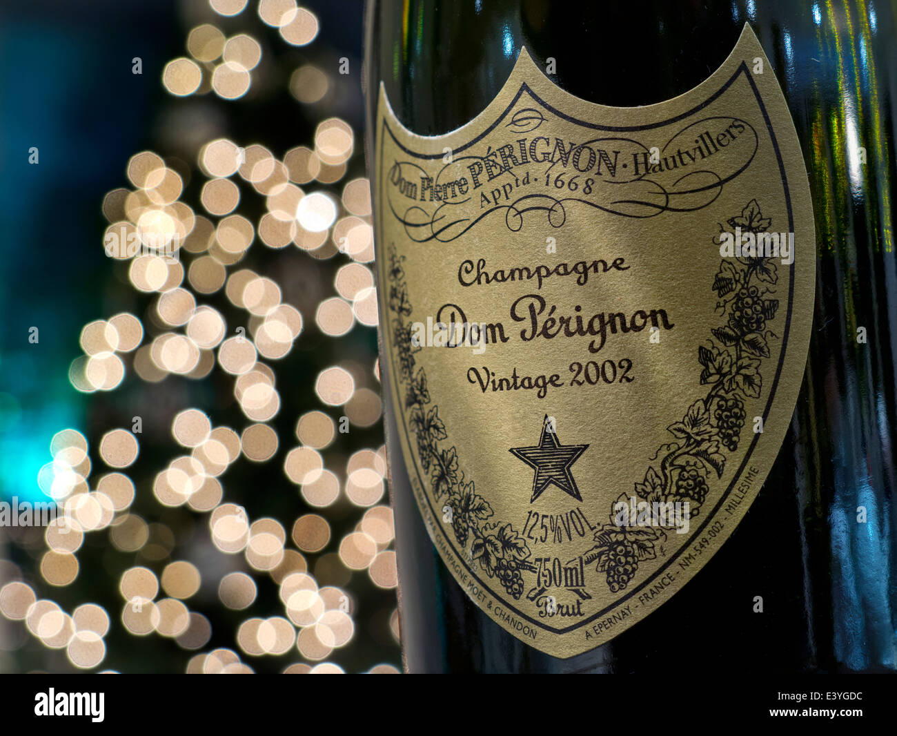 Bouteille de champagne de luxe de l'arbre de Noël de 2002, millésime exceptionnel Dom Perignon champagne de luxe avec des lumières scintillantes en arrière-plan Banque D'Images
