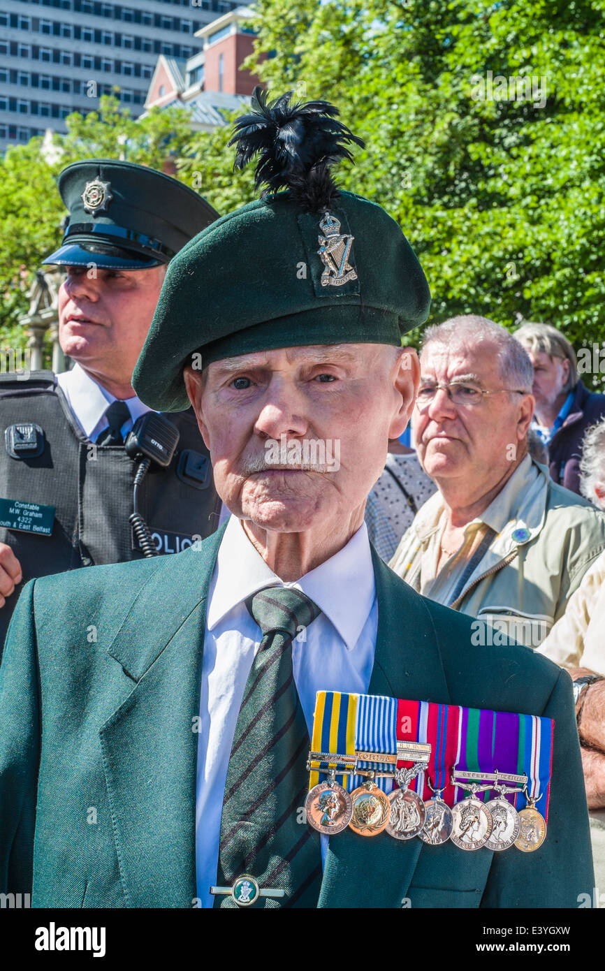 Un vétéran de la Royal Ulster Rifles commémore le 98e anniversaire de la bataille de la Somme à Belfast City Hall. Banque D'Images