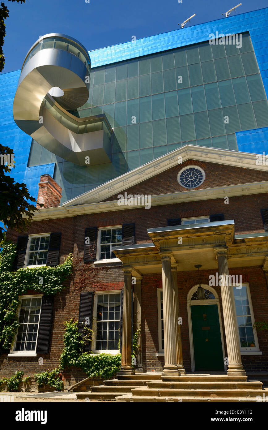 Titane bleu Galerie d'art de l'Ontario avec l'aile sud, il y a un escalier externe conçu par Gehry au cours de la Grange manoir historique Toronto Banque D'Images