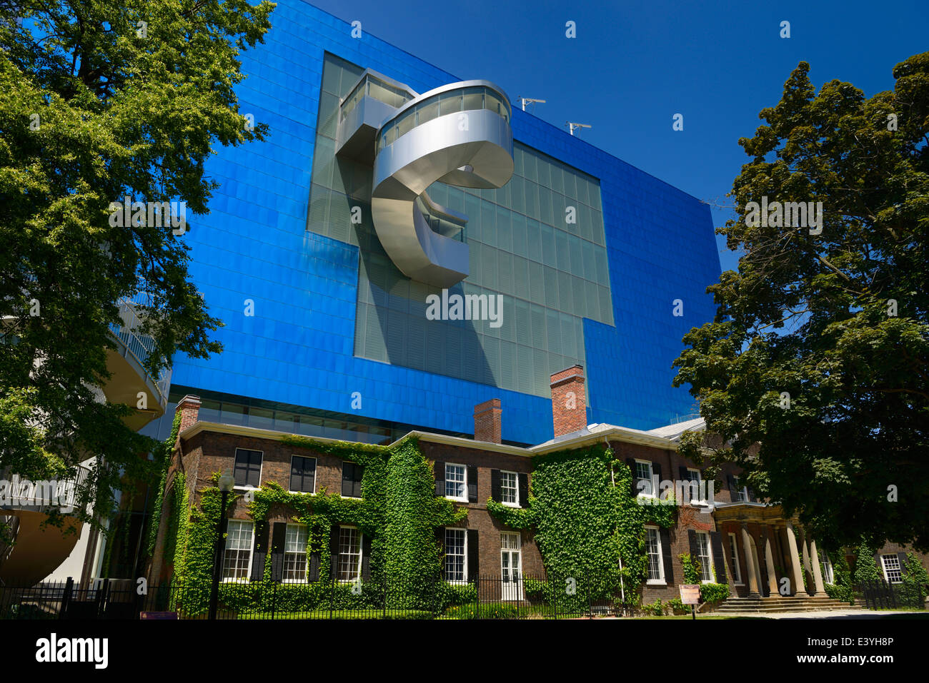 Titane bleu aile sud de la galerie d'art de l'Ontario conçu par Gehry il y a plus de l'historique Grange manor Toronto Banque D'Images
