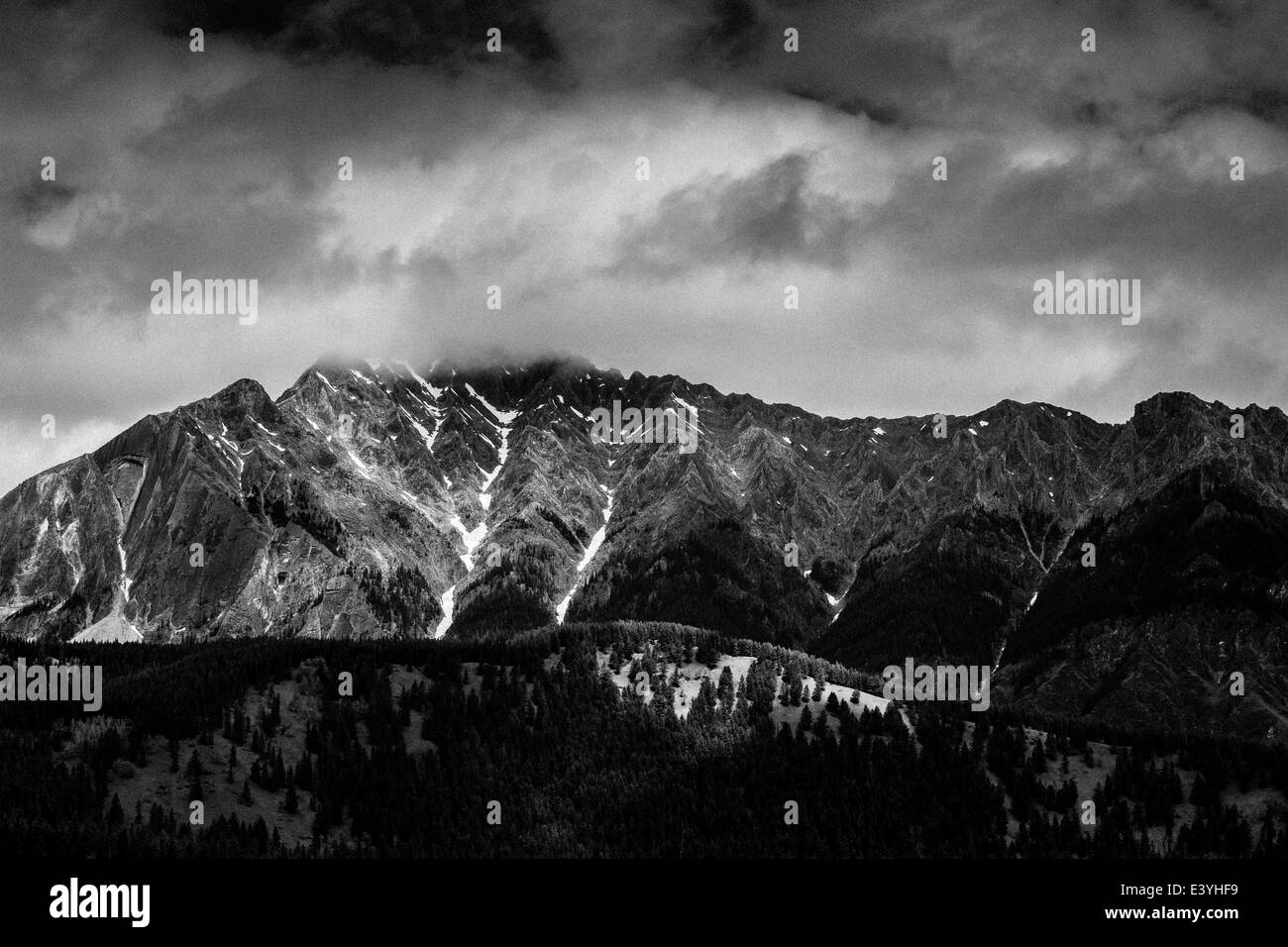 Montagne Nuages Arbres Neige Banque D'Images