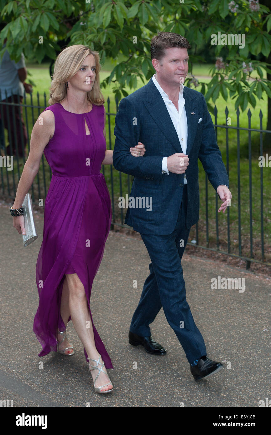 Londres, Royaume-Uni. 1er juillet 2014. L'ambassadeur des Etats-Unis auprès de l'UK Matthew Barzun (R) et l'épouse Brooke (L) arriver à la Serpentine Gallery Summer Party qui a eu lieu dans les jardins de Kensington, le mardi, 01 juillet 2014. Credit : Heloise/Alamy Live News Banque D'Images