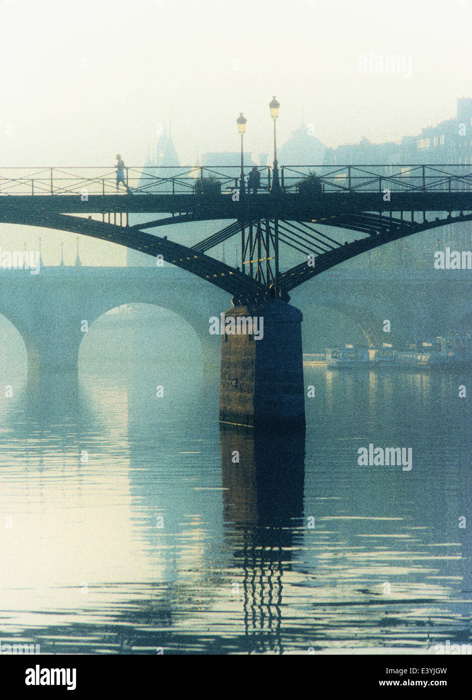 Pont des Arts (bridge) de l'autre côté de la Seine à Paris avant l'engouement pour la mise en place controversée des cadenas des amoureux sur les côtés Banque D'Images