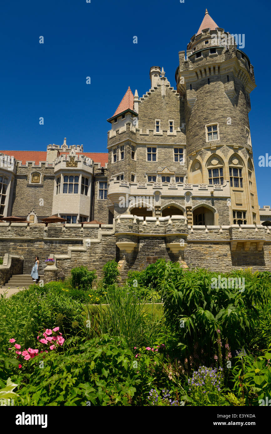 Fleur de jardin lit et tours de style néogothique château Casa Loma à Toronto Banque D'Images