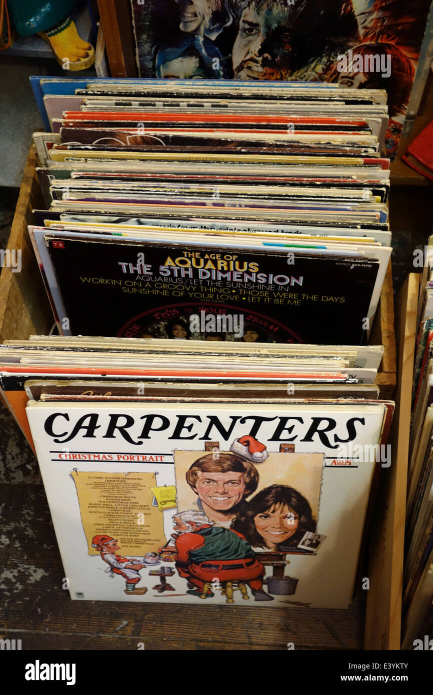 Une collection de 33 tours dont les charpentiers Portrait Noël album sorti en octobre 1978. Banque D'Images