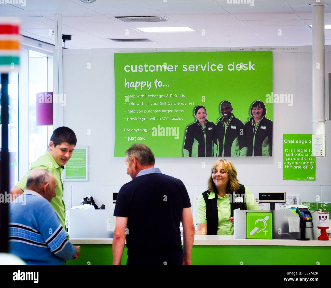 Vieil homme de l'aide à un bureau de service à la clientèle dans le supermarché Asda Banque D'Images Vieil homme de l'aide à un bureau de service à la clientèle dans le supermarché Asda Banque D'Images
