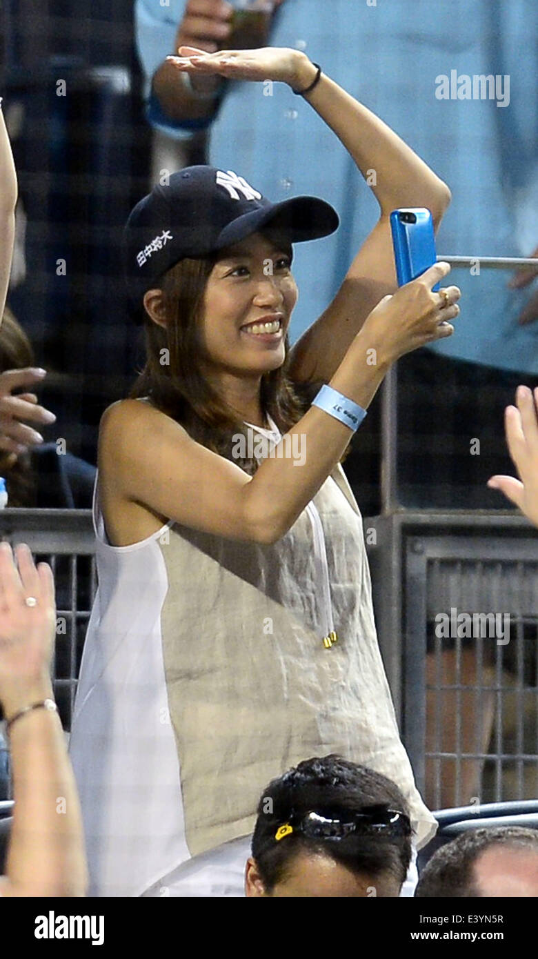 Bronx New York Usa 28 Juin 14 Mlb Mai Mai Tanaka Tanaka Epouse De Masahiro Tanaka Des New York Yankees Prend Une Photo Lors De La Major League Baseball Match Contre