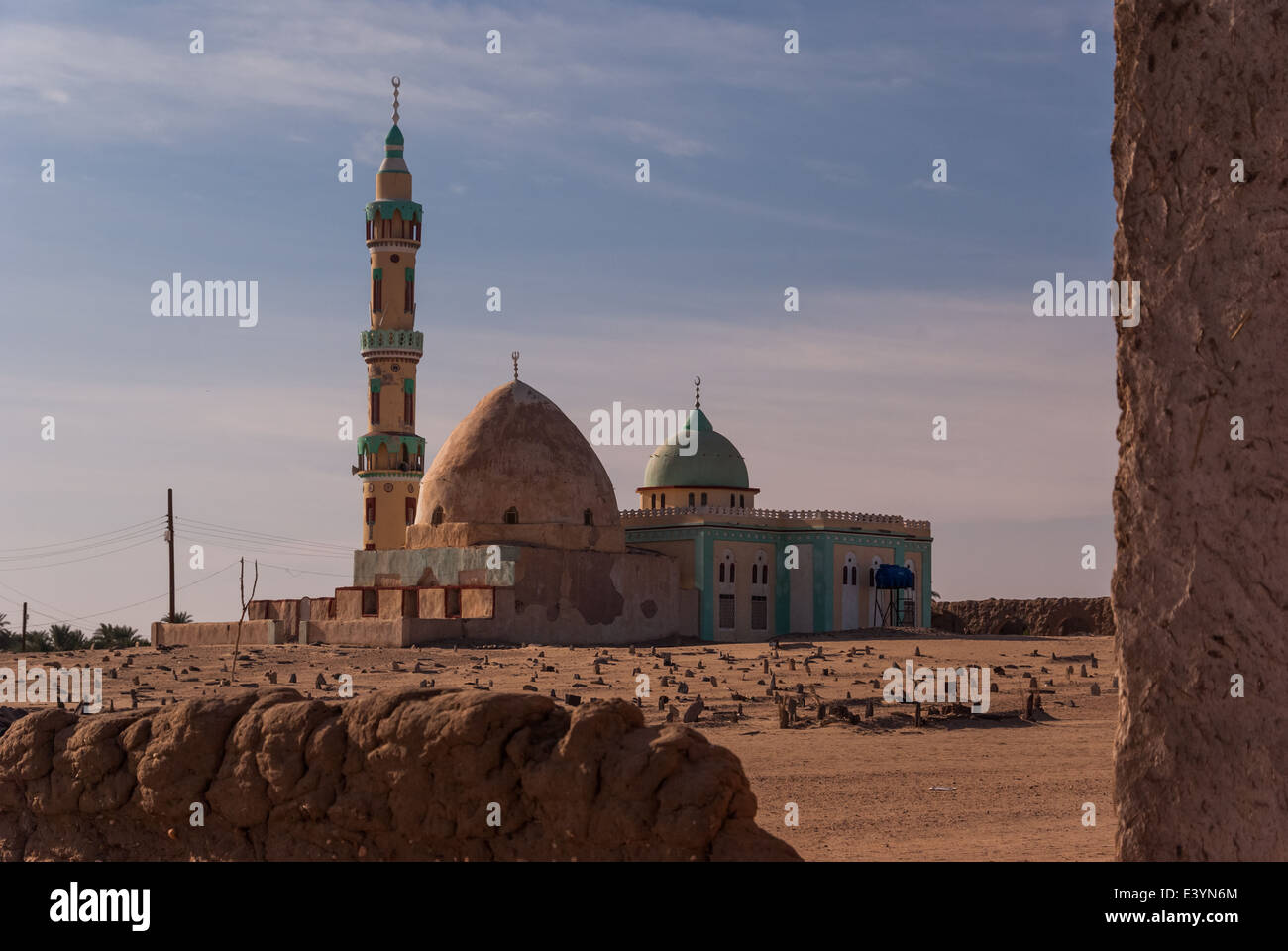 Mosquée, de Mazar (mausolée) et un cimetière musulman, près de Merowe, le nord du Soudan Banque D'Images